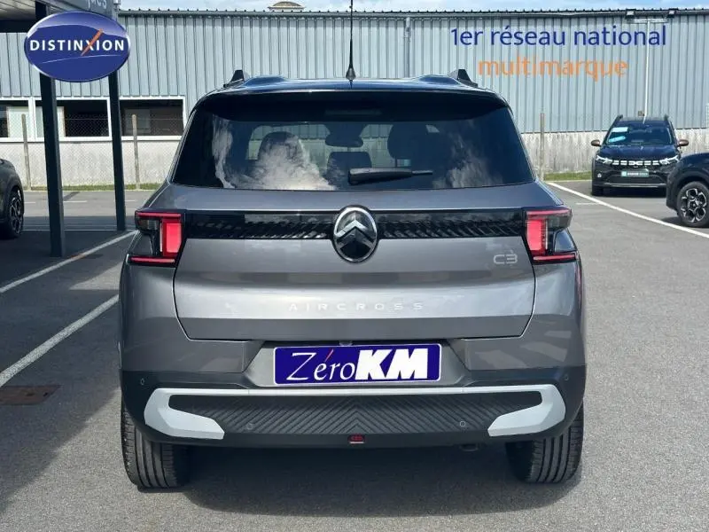 Vue arrière d'un Citroën C3 Aircross gris Mercury avec feux arrière LED et lunette arrière teintée.
