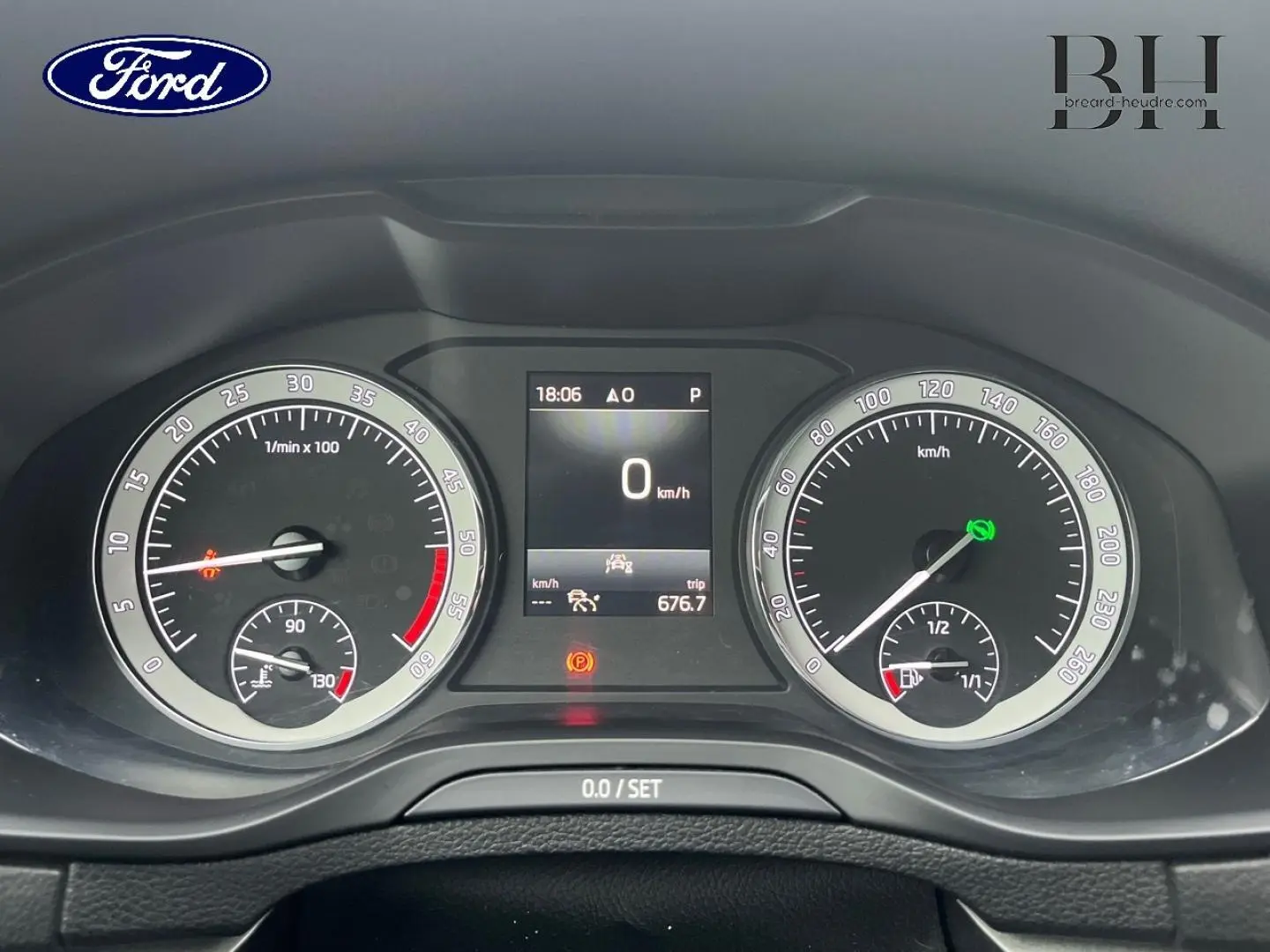 Vue rapprochée du tableau de bord du Skoda Karoq 2020, affichage numérique et compte-tours analogiques gris.