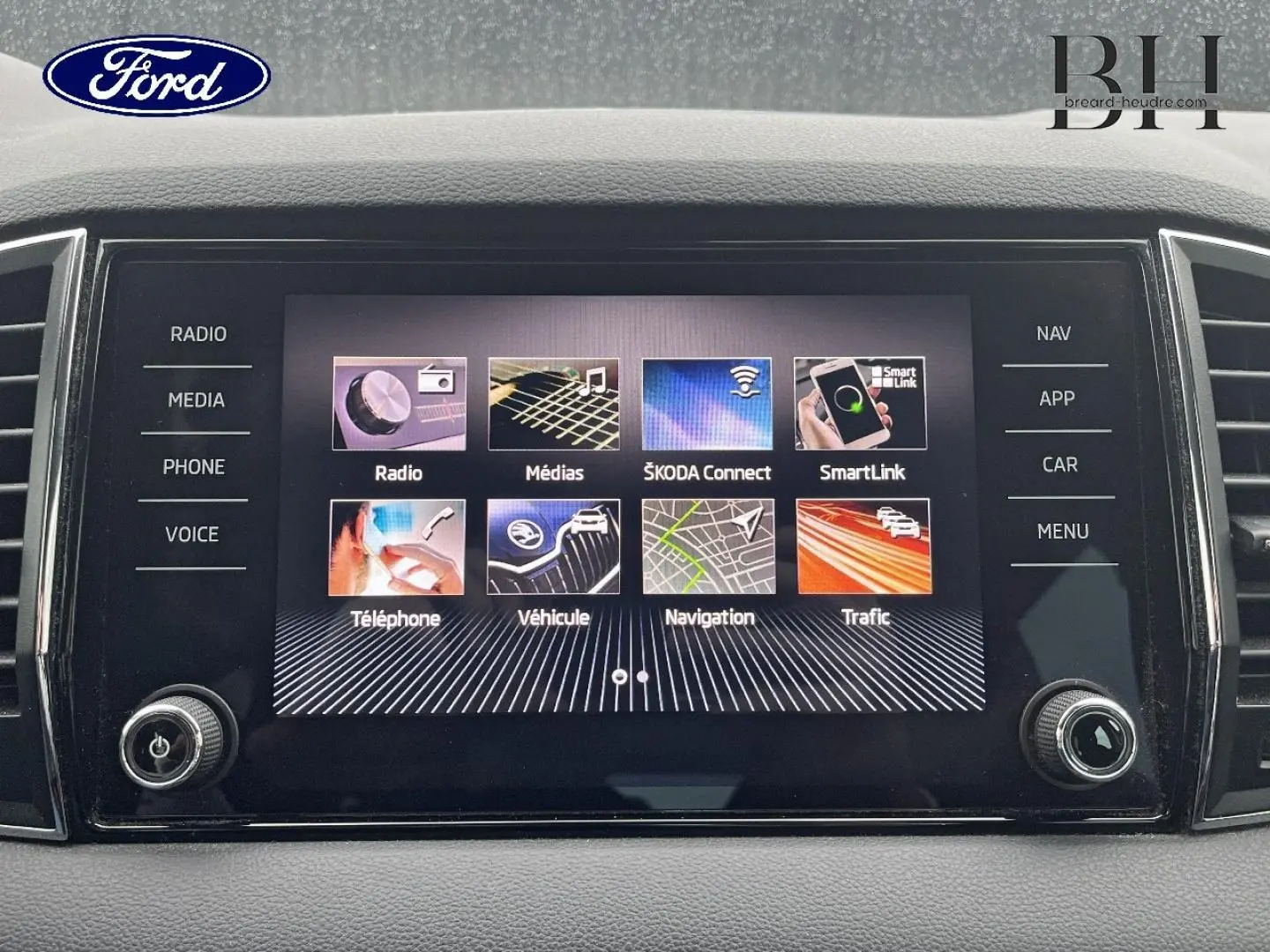 Écran tactile central du tableau de bord du Skoda Karoq 2020 avec interface multimédia et navigation visible.