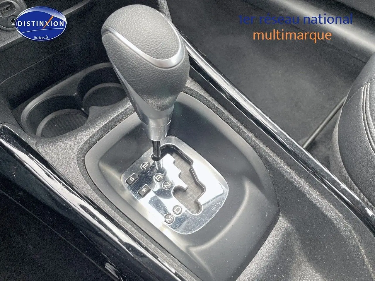 Le levier de vitesses automatique de la Peugeot 2008 blanc nacré, vue rapprochée de la console centrale intérieure.