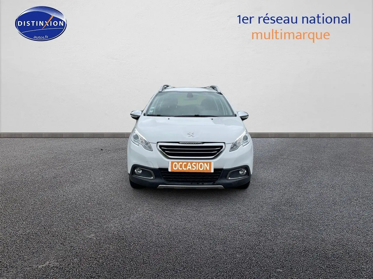 Peugeot 2008 blanc nacré vue de face, mettant en valeur sa calandre et ses phares distinctifs.