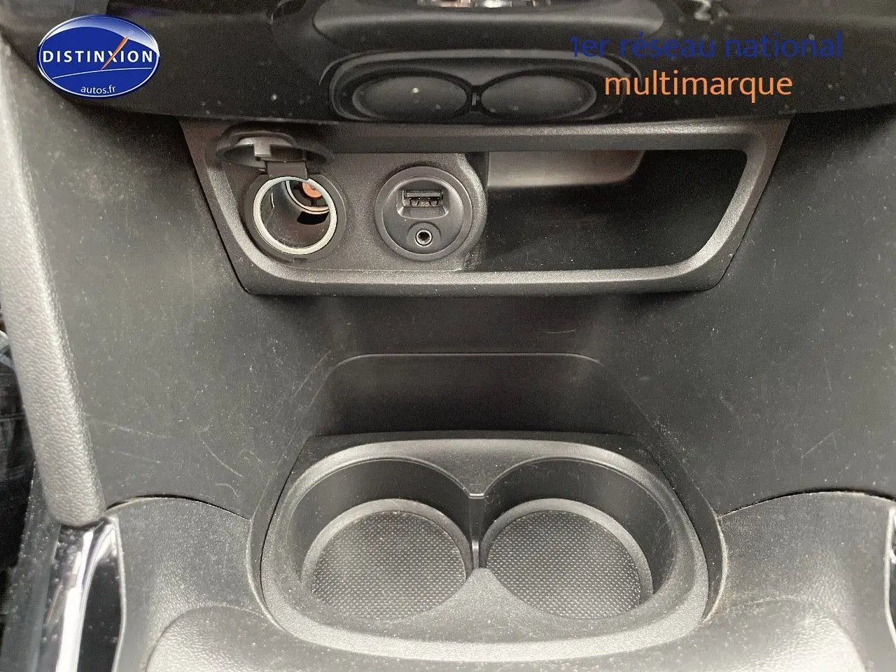 Prise USB et allume-cigare au centre de la console d'une Peugeot 2008 blanc nacré, version 2015.