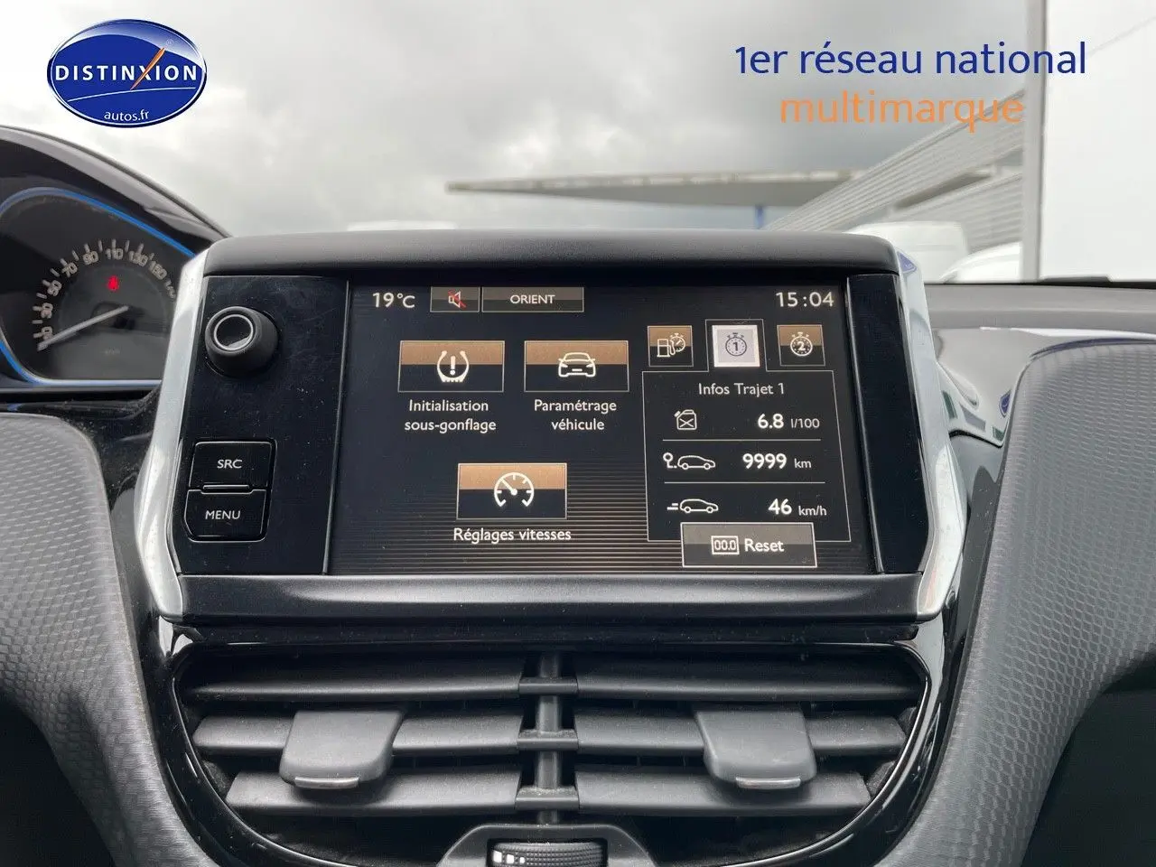 Tableau de bord de Peugeot 2008 blanc nacré, vue frontale centrée sur l'écran tactile et les commandes climatiques.