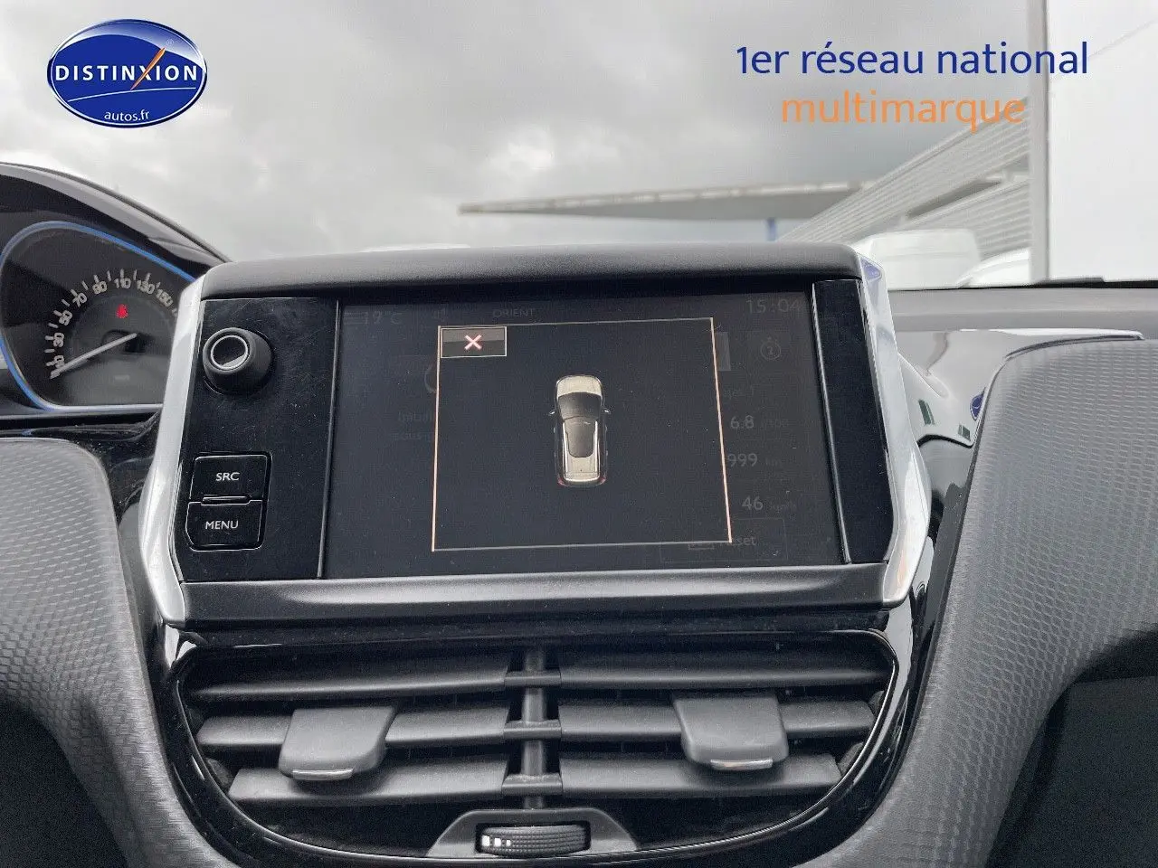 Écran tactile central affichant la vue 360° de la Peugeot 2008 blanc nacré, intérieur avec tableau de bord moderne.