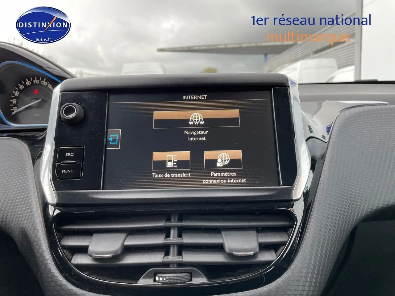 Vue rapprochée de l'écran tactile central du tableau de bord d'une Peugeot 2008 blanc nacré, affichant le navigateur internet.