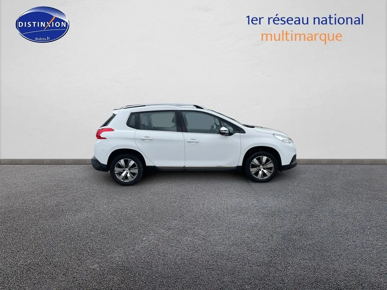 Profil côté gauche d'un Peugeot 2008 blanc nacré de 2015, finition Allure, sur fond neutre avec logo Distinxion.
