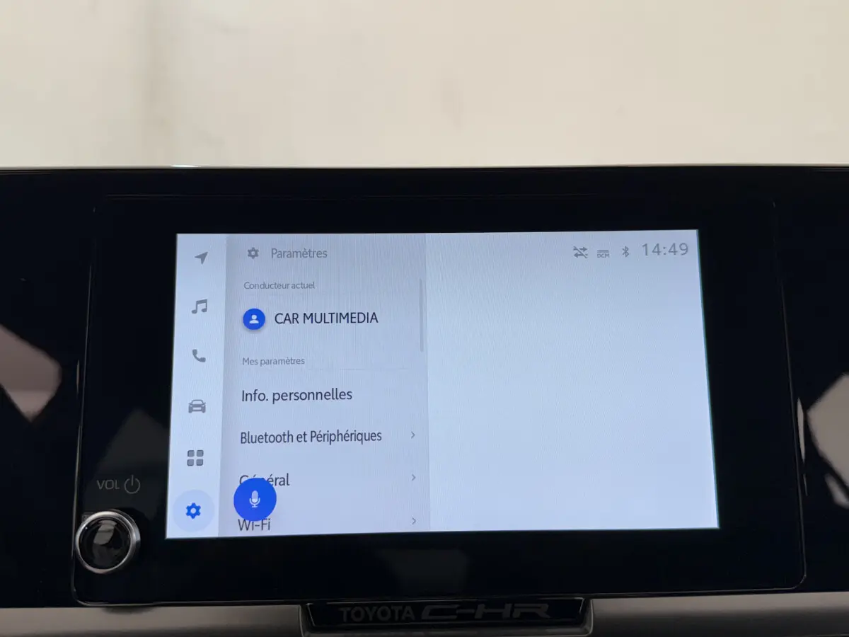 Écran tactile central du Toyota C-HR blanc 2024 affichant les paramètres multimédia et Bluetooth.