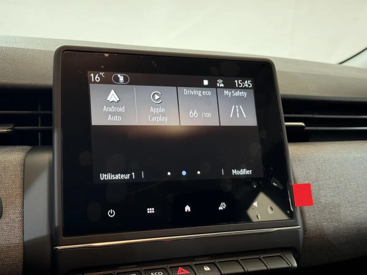 Écran tactile central affichant Android Auto et Apple CarPlay dans le tableau de bord d'une Renault Clio 2025