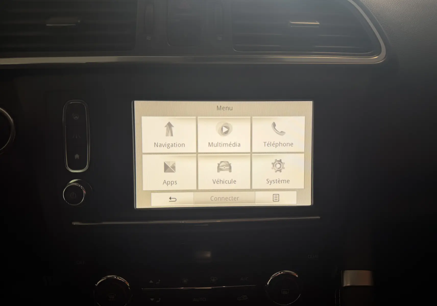 Écran tactile central de la Renault Kadjar 2016 affichant le menu principal avec options navigation, multimédia et téléphone.