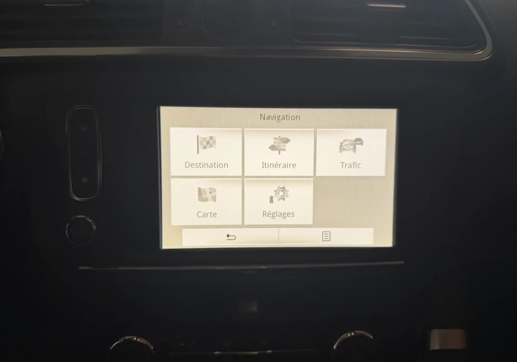 Écran tactile du système de navigation du Renault Kadjar 2016 affichant les options Destination, Itinéraire, Trafic, Carte et Réglages.