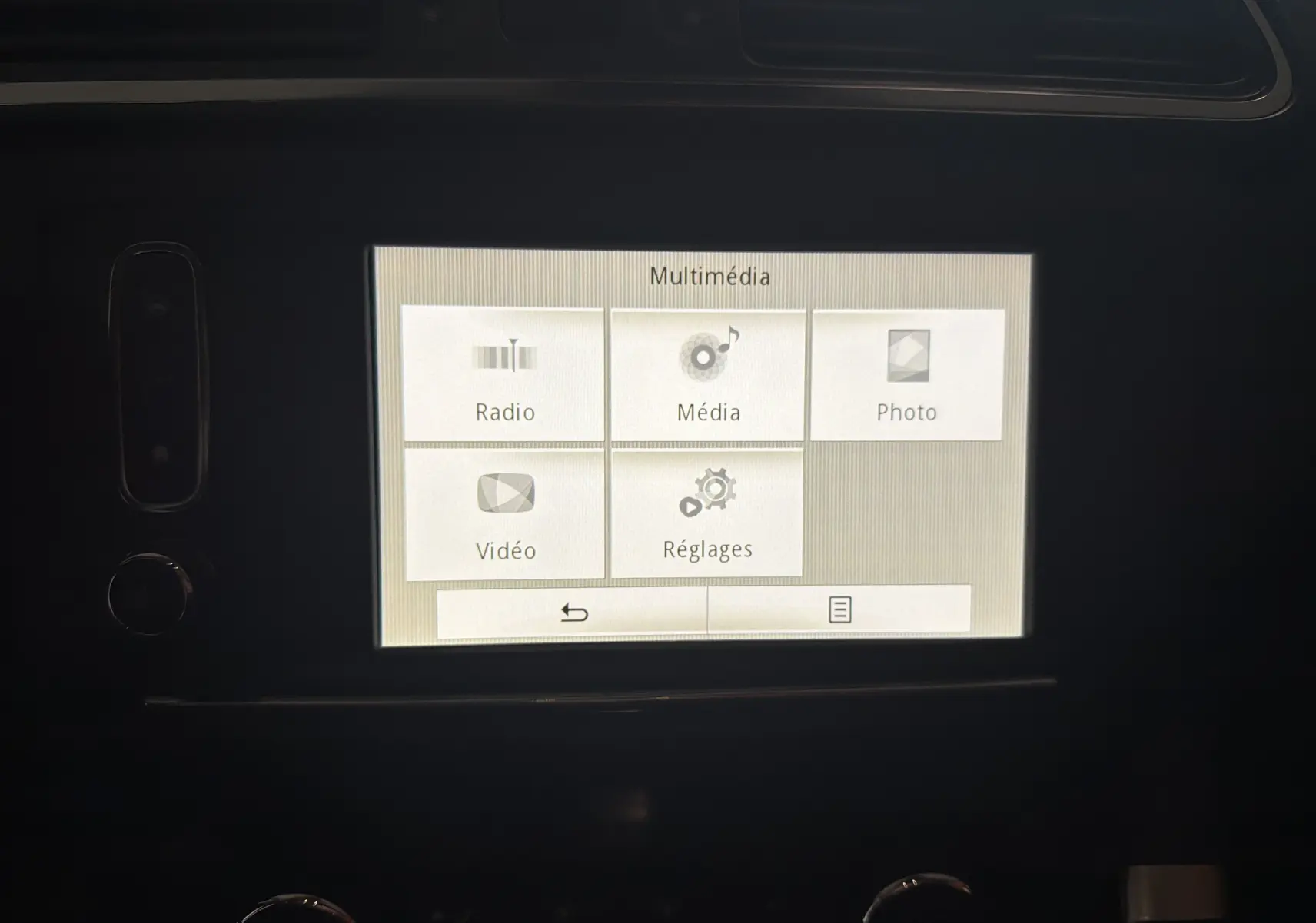 Écran tactile multimédia du tableau de bord du Renault Kadjar 1.5 dCi gris, affichant les options Radio, Média, Photo, Vidéo et Réglages.