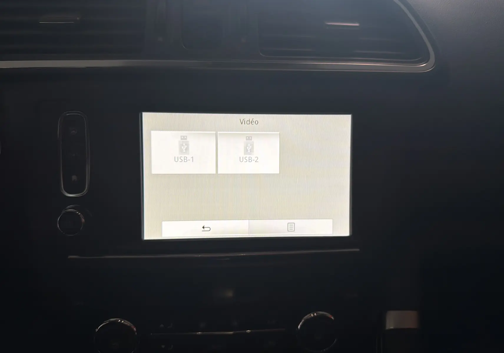 Écran tactile central du Renault Kadjar 2016 affichant les options USB-1 et USB-2, entouré de commandes noires.
