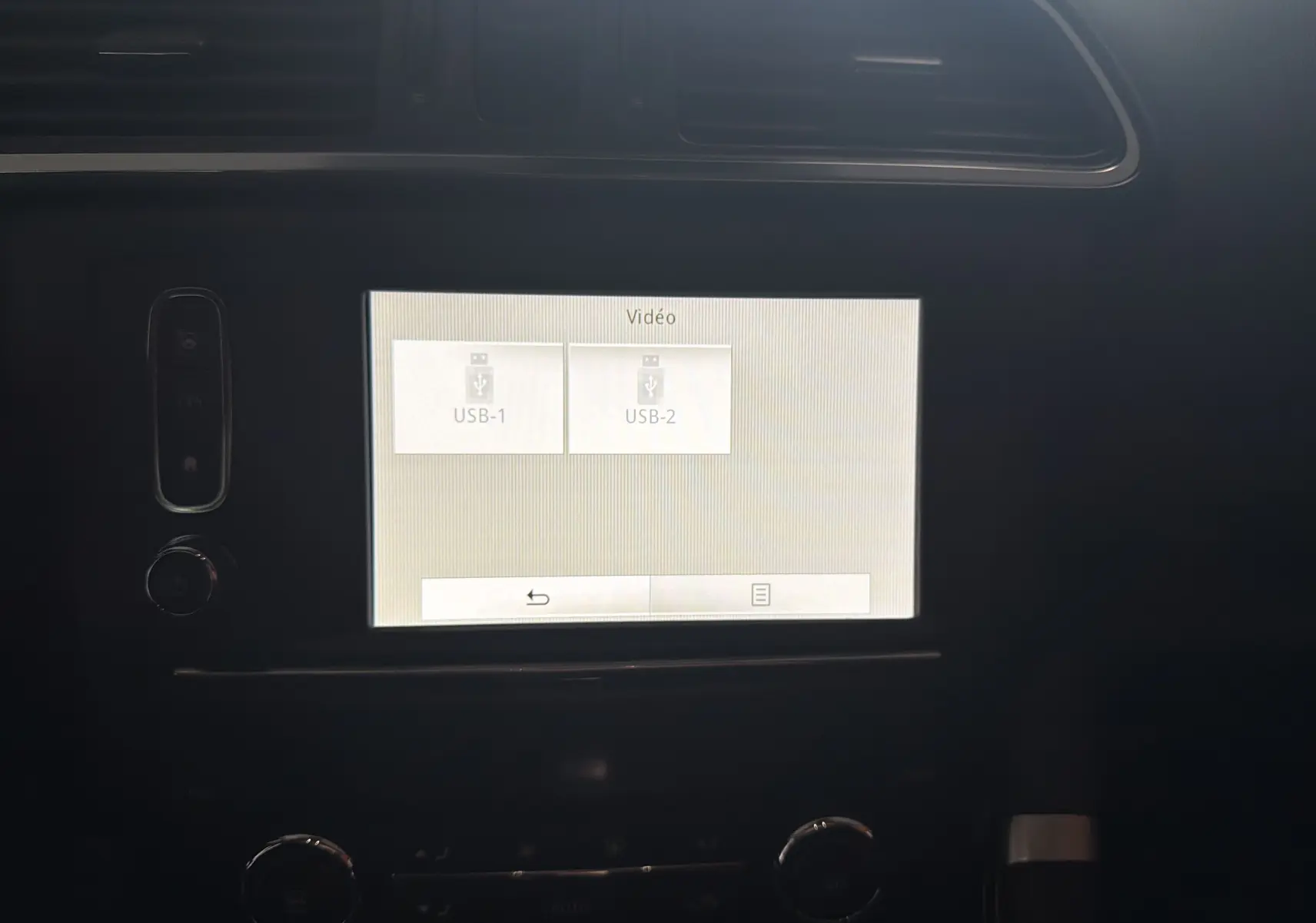 Écran tactile central du Renault Kadjar gris 2016 affichant les options USB-1 et USB-2 en intérieur.
