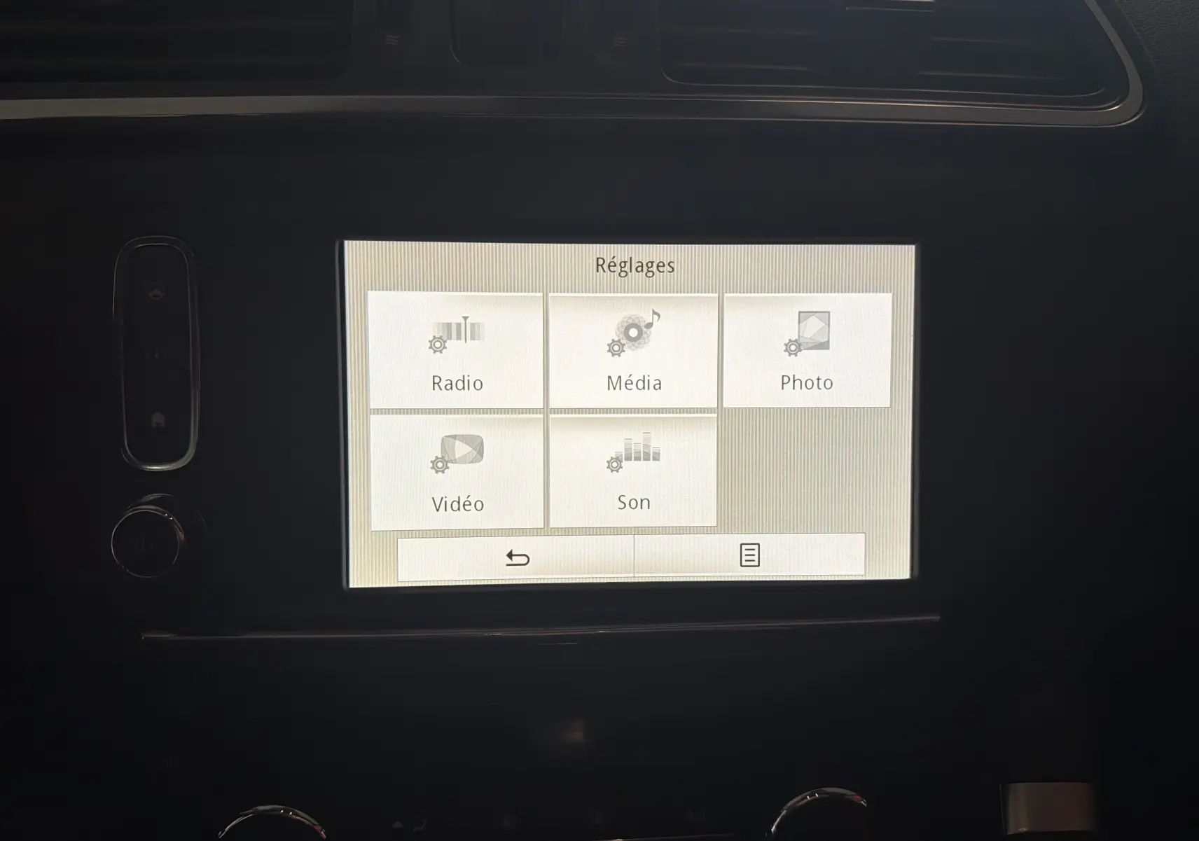 Écran tactile central du Renault Kadjar gris 2016 affichant le menu Réglages avec options Radio, Média, Photo, Vidéo et Son.