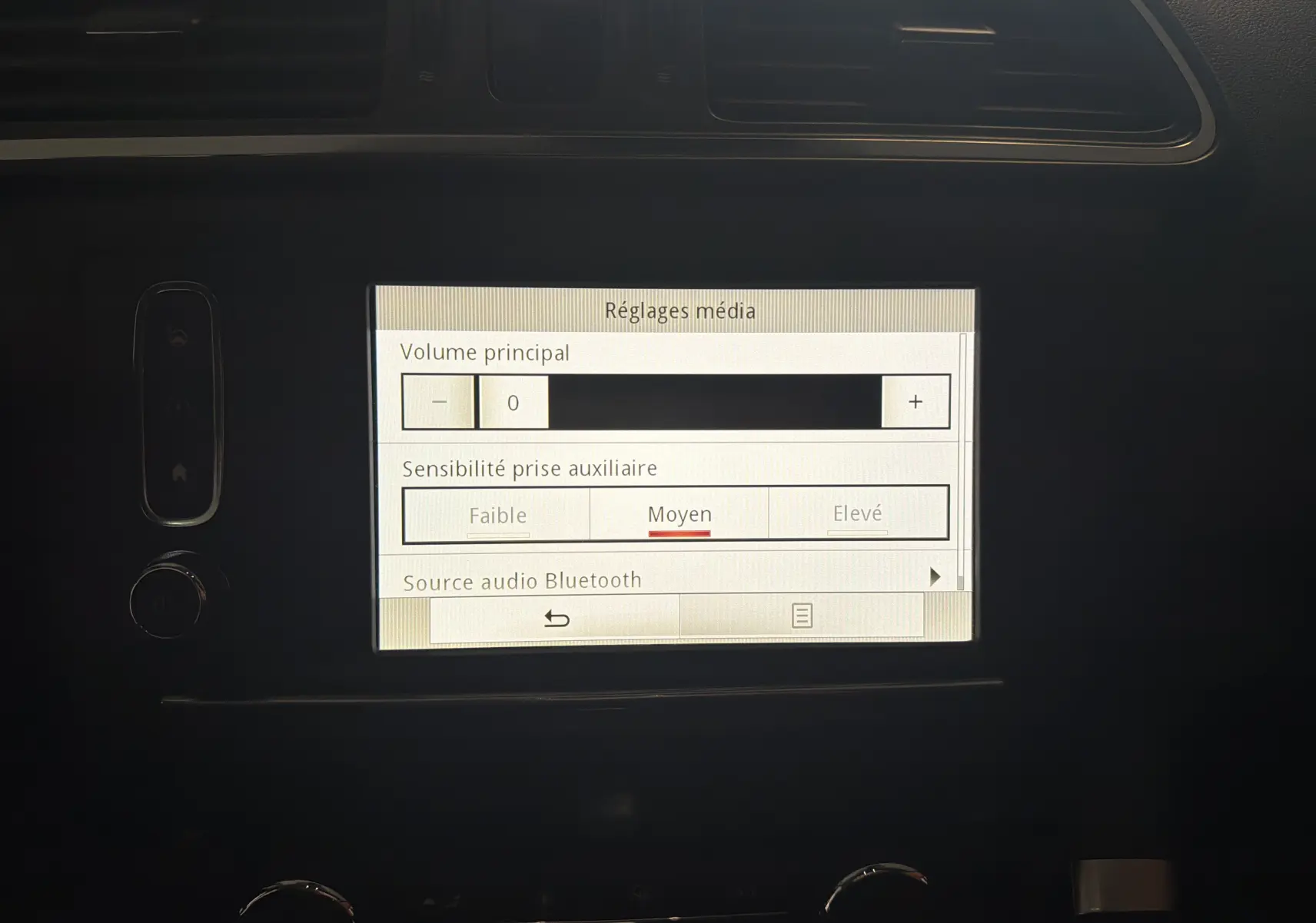 Écran tactile central du Renault Kadjar 2016 affichant les réglages média avec volume et sensibilité Bluetooth.