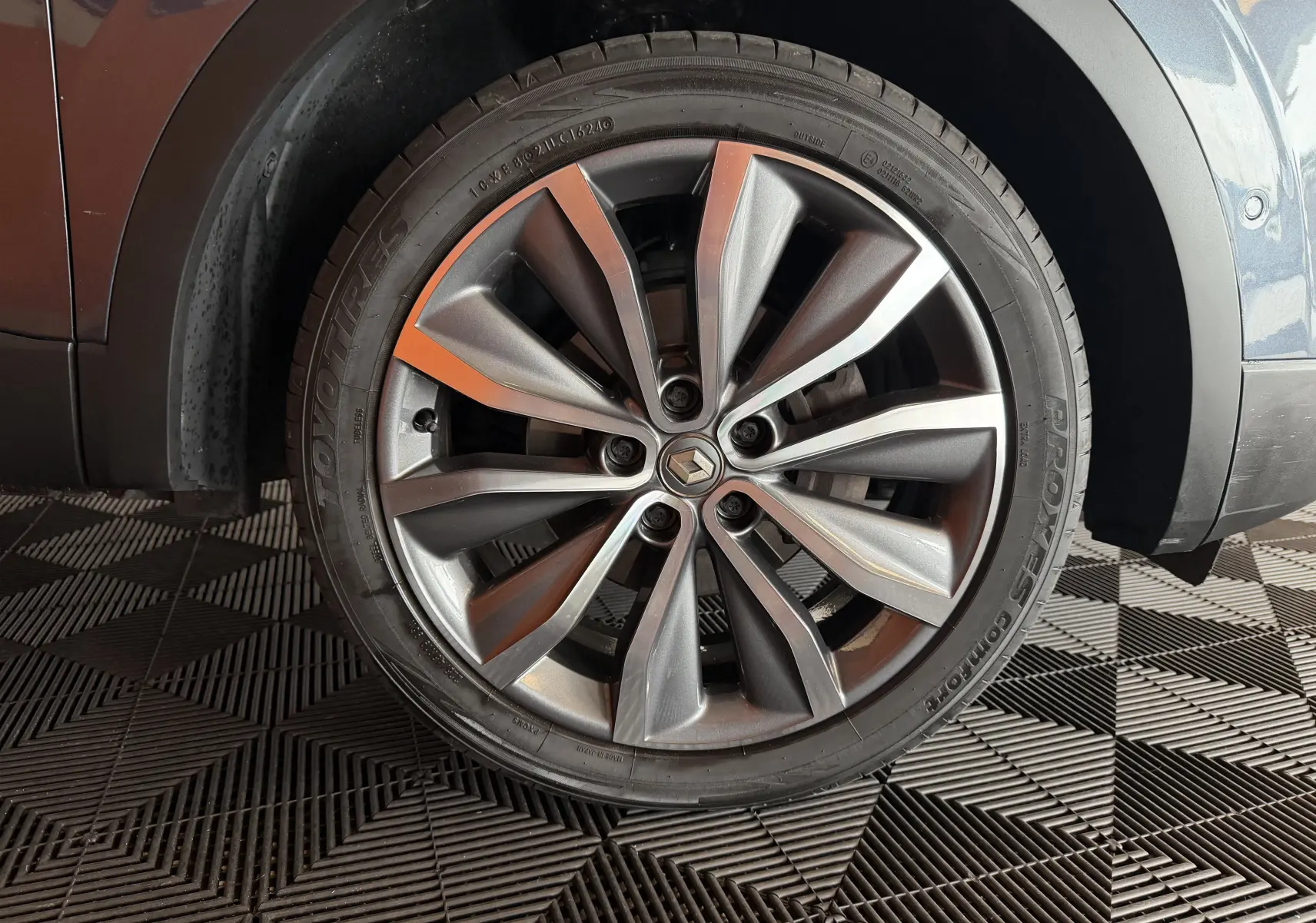 Gros plan sur la roue avant gauche gris métallisé du Renault Kadjar 2016 avec jante alliage à cinq doubles branches.