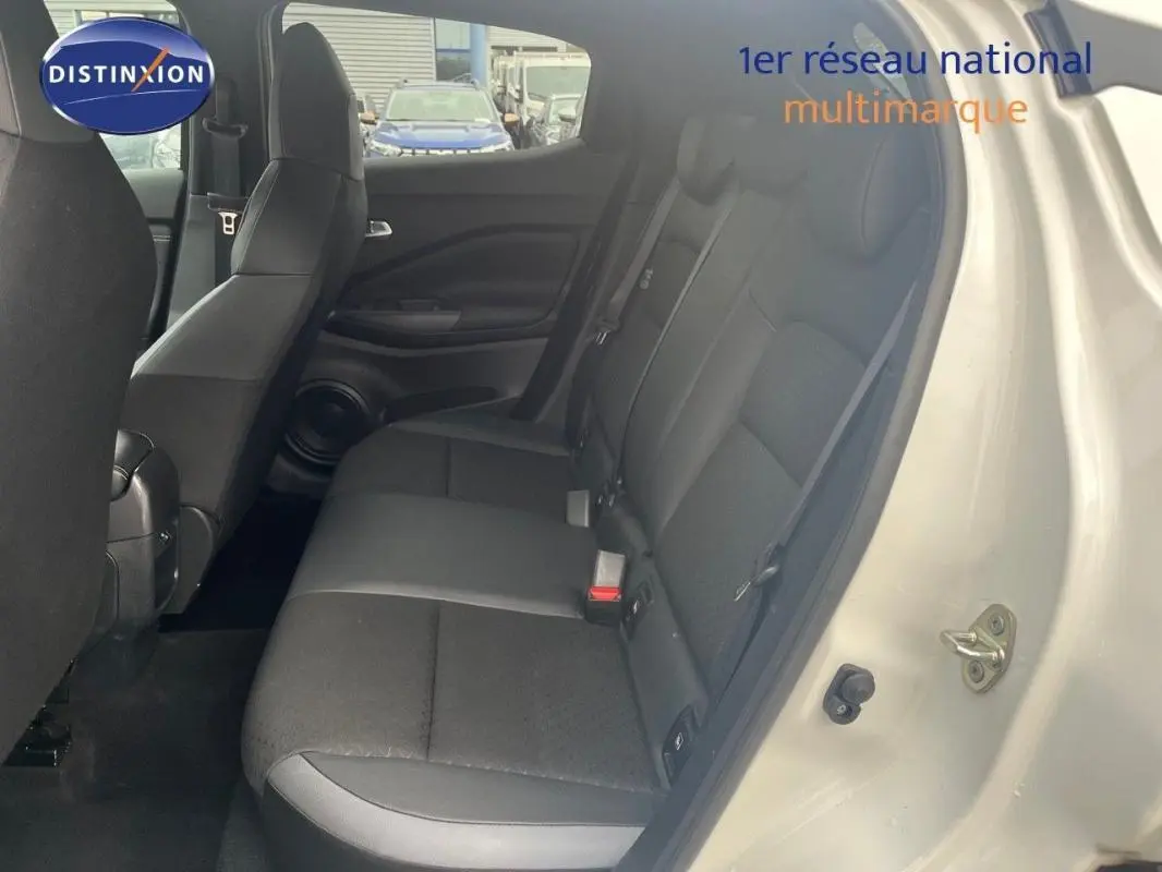 Vue intérieure côté droit des sièges arrière noirs du Nissan Juke blanc 2024, avec portières ouvertes.