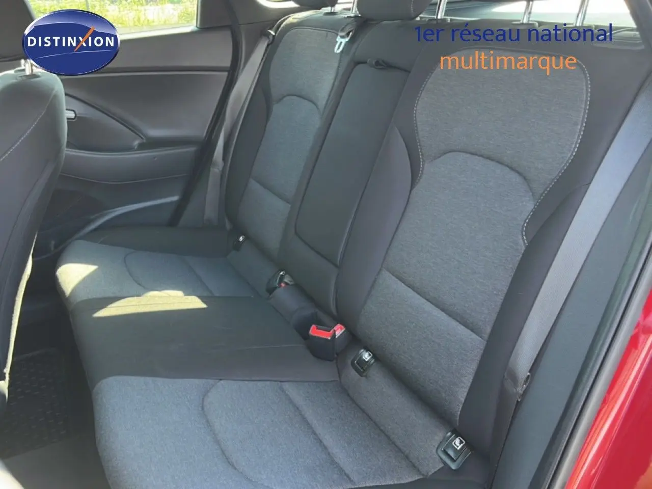 Vue intérieure des sièges arrière en tissu gris et noir du Hyundai i30 SW 2023, avec portières et ceintures visibles côté droit.
