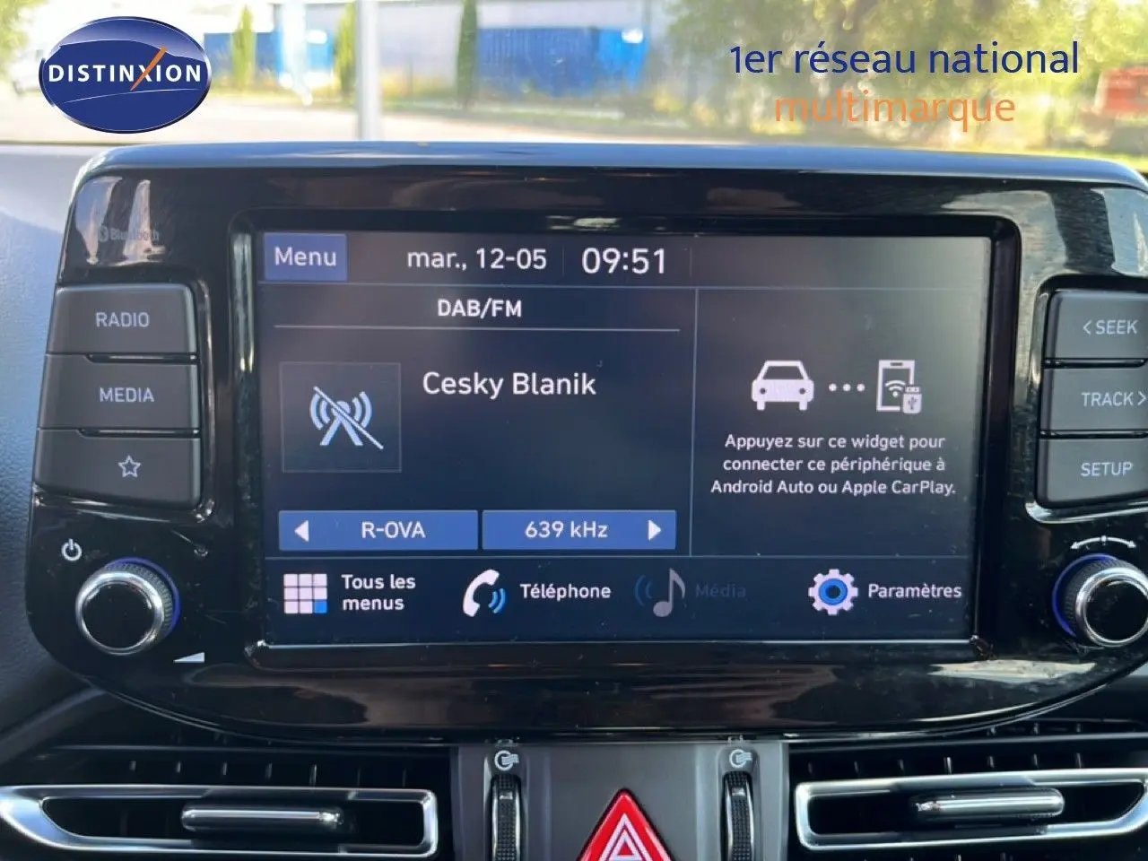 Écran tactile central de la Hyundai i30 SW 2023 affichant la radio DAB/FM avec commandes autour en intérieur noir.