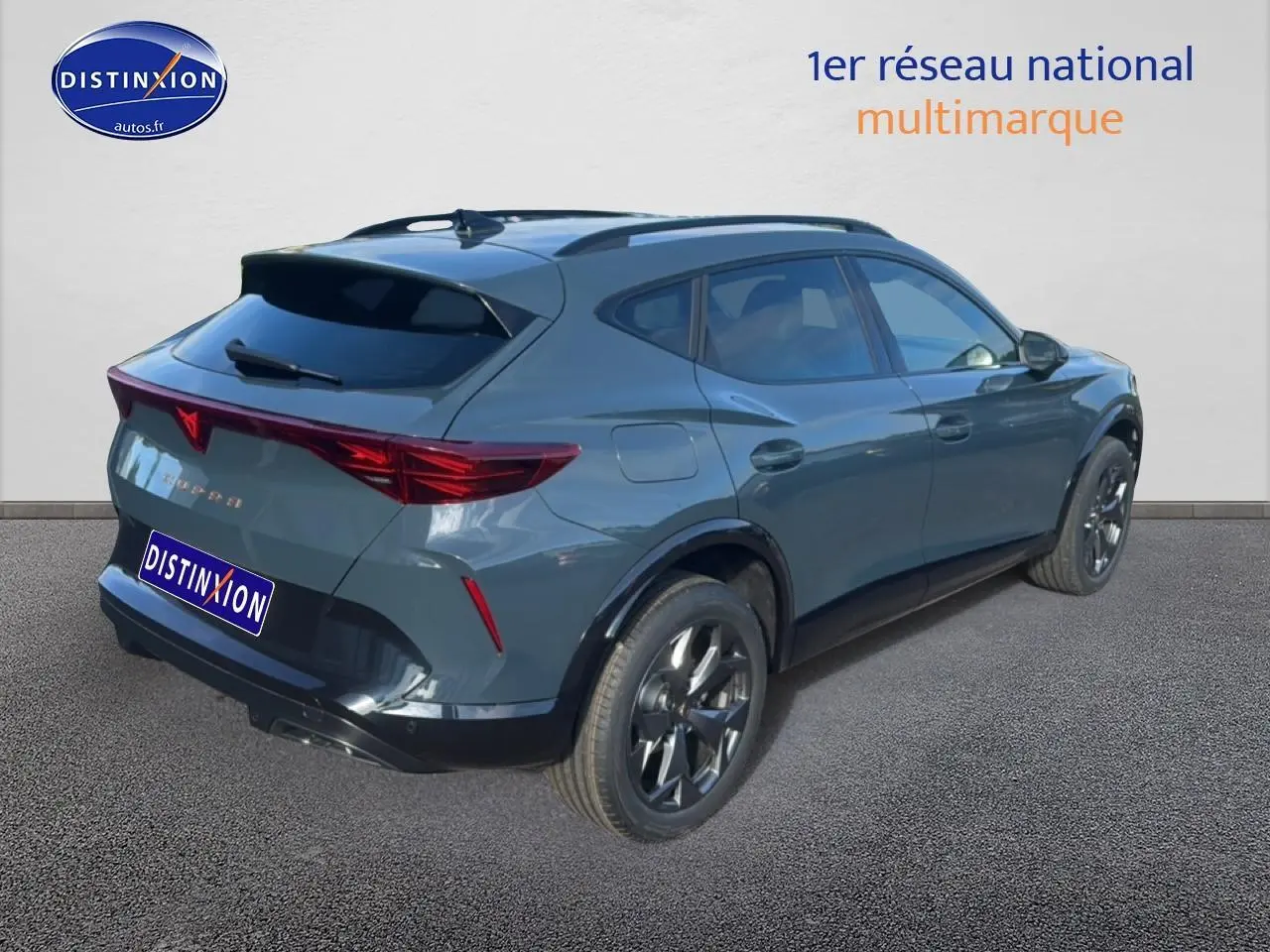 Vue 3/4 arrière droite d'une CUPRA Formentor bleu fjord avec jantes 18 pouces et feux arrière LED distinctifs.