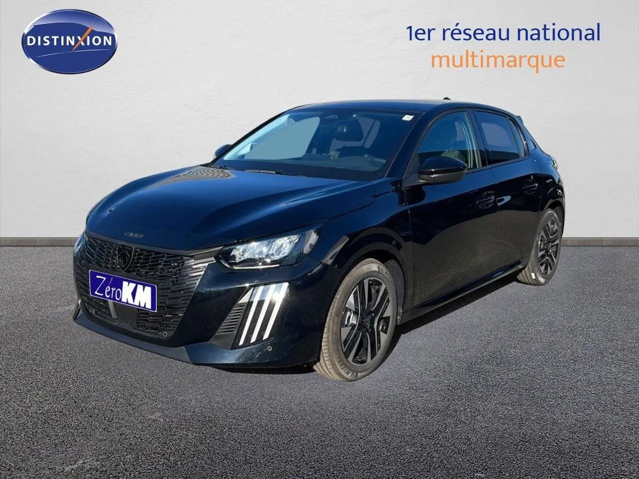 Peugeot 208 Hybrid noir perla metal vue 3/4 avant droit, avec feux LED et jantes alliage noires.