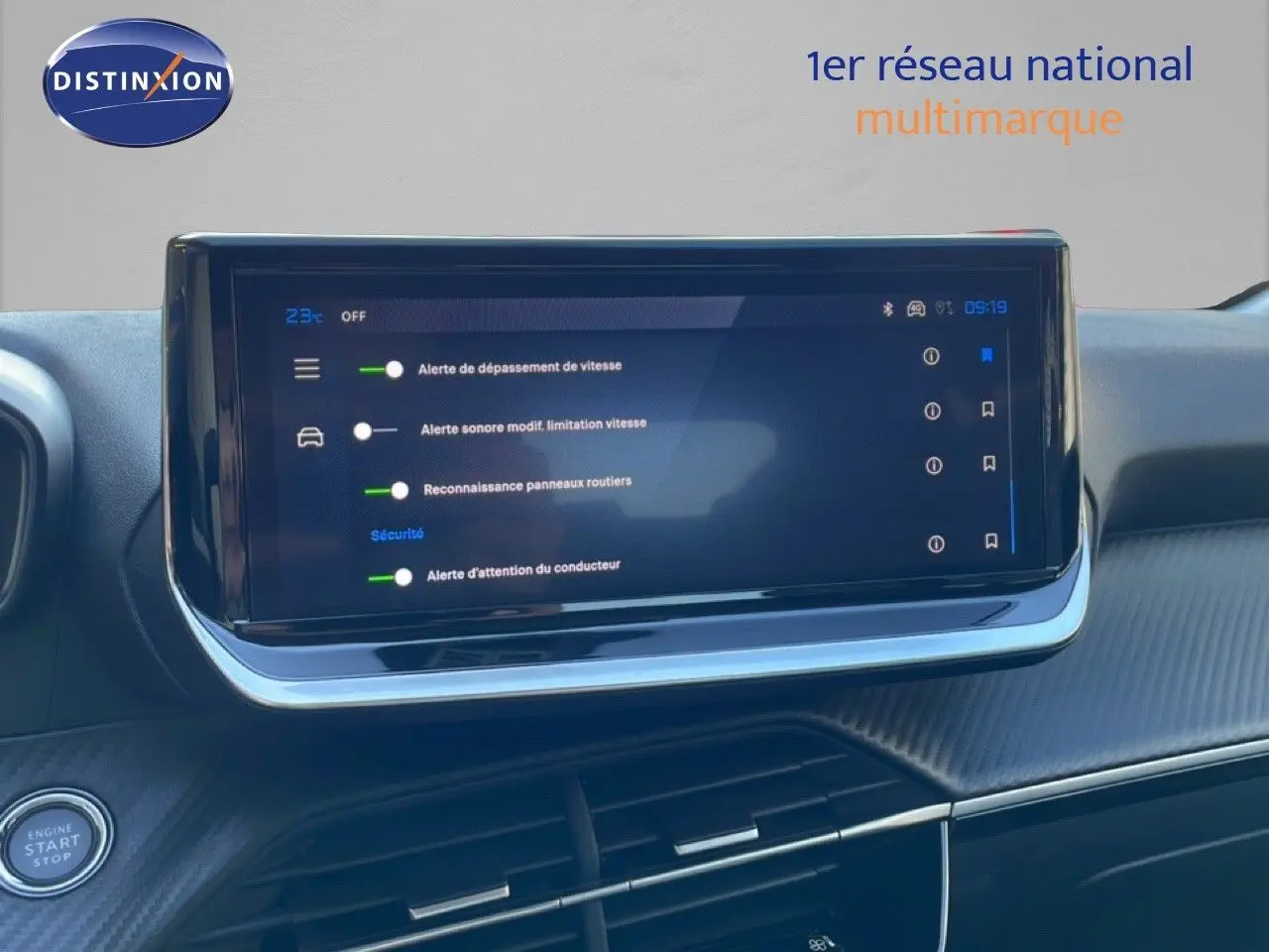 Écran tactile central en plan rapproché dans l’habitacle noir du Peugeot 208 Hybrid 110ch Allure 2026.