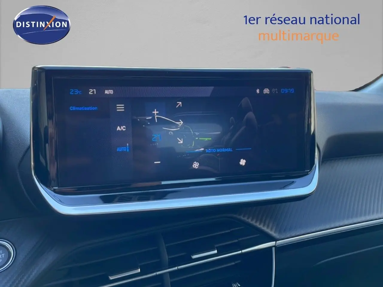 Vue intérieure centrée sur l'écran tactile de la Peugeot 208 Hybrid 110ch Allure, affichant la climatisation digitale.