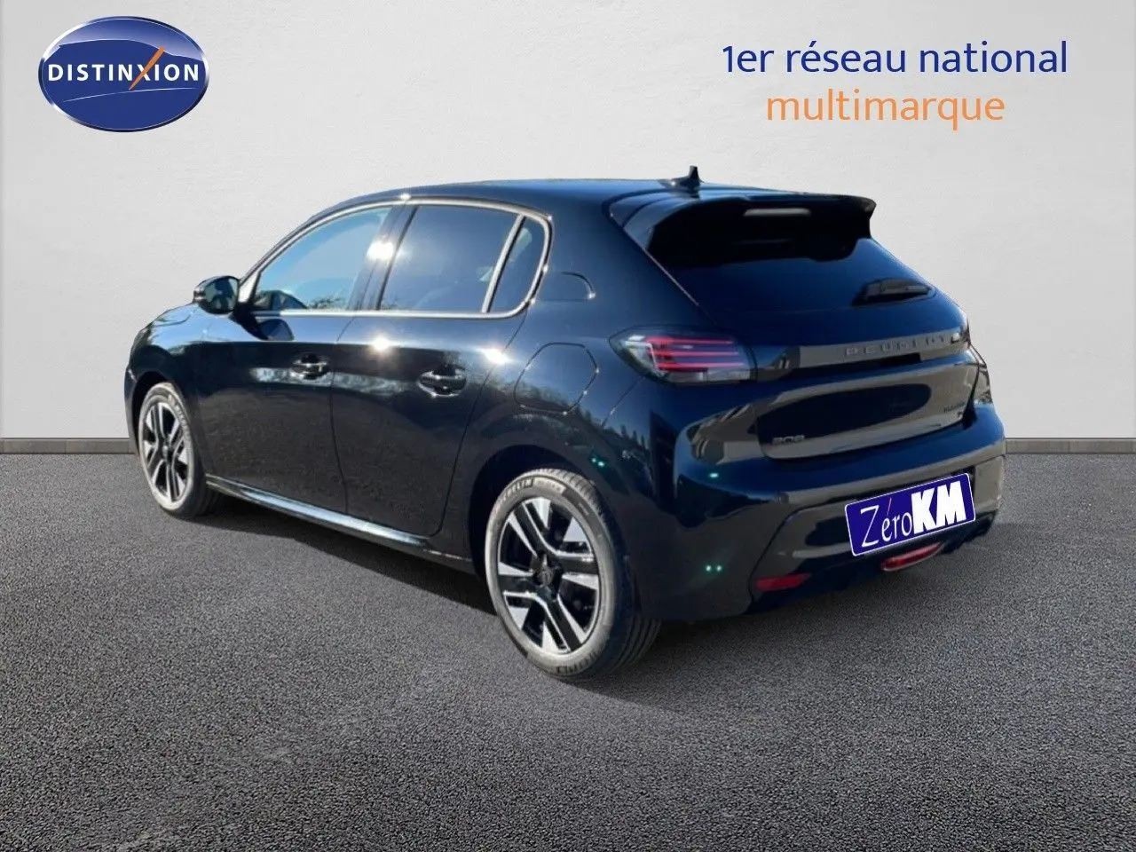 Peugeot 208 noir perla metal vue 3/4 arrière droit, avec jantes alliage et feux arrière LED distinctifs.