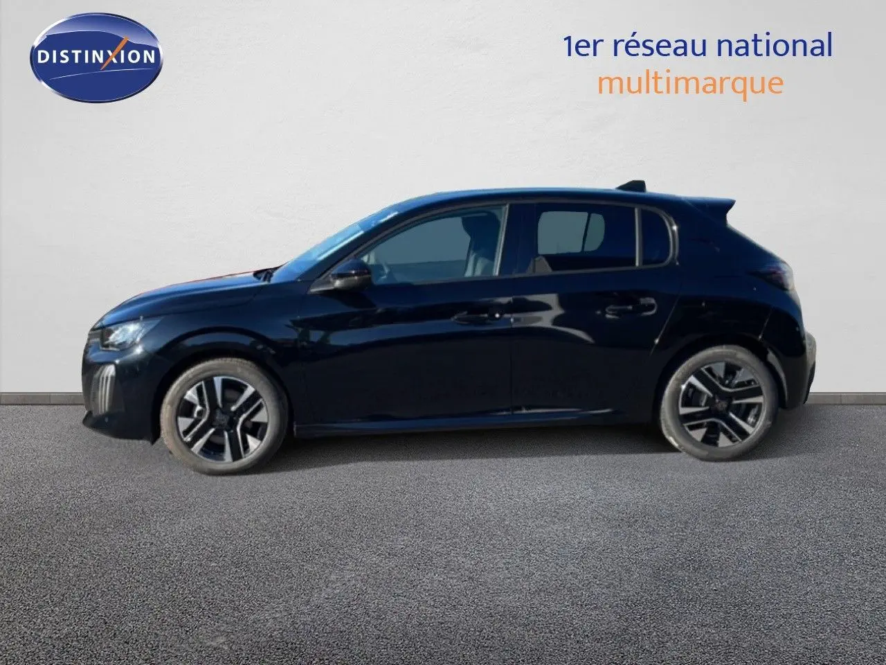 Profil côté gauche de la Peugeot 208 Hybrid 110ch Allure en noir perla metal, avec jantes alliage distinctives.