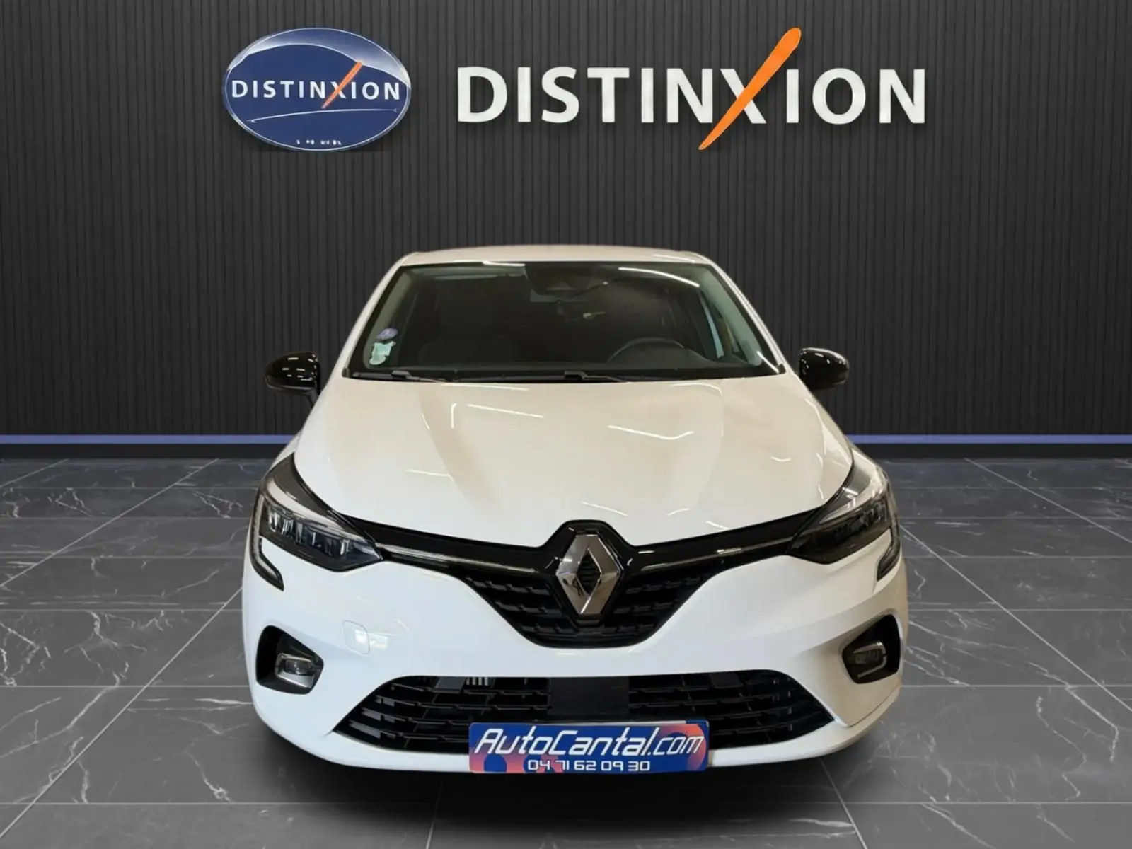 Renault Clio V blanche vue de face, mettant en valeur la calandre noire et les phares LED distinctifs.