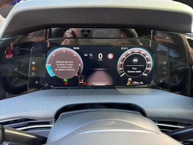 Vue du combiné d'instruments numérique de la Volkswagen Golf 2.0 TDI 150 DSG7 R-Line 2025, affichage multifonctions clair.