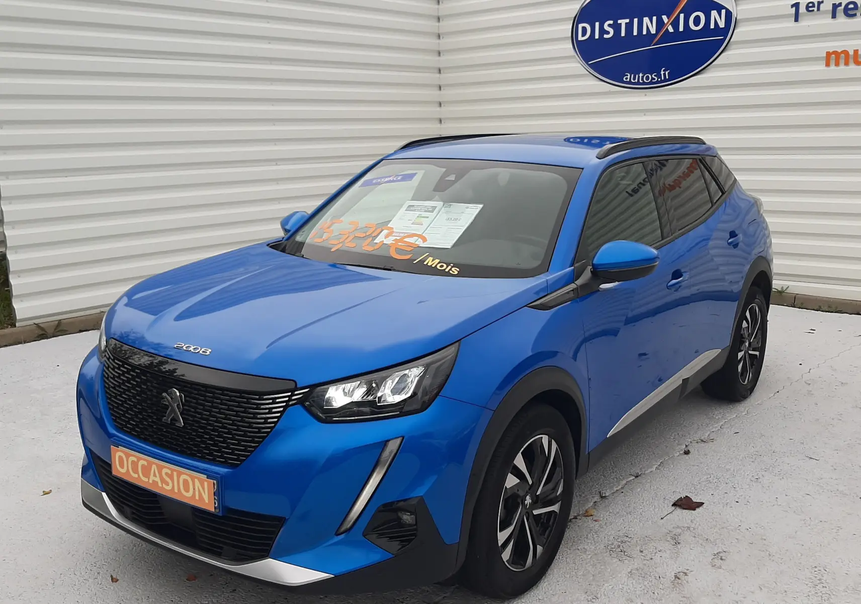 Peugeot 2008 bleu Vertigo en 3/4 avant droit, avec calandre noire et jantes alliage bicolores.