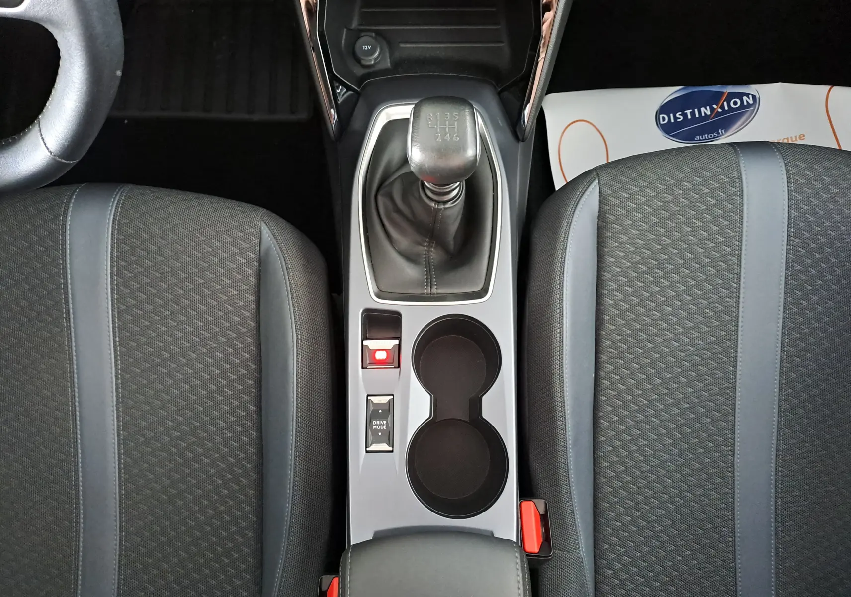 Vue plongeante sur la console centrale et les sièges noirs du Peugeot 2008 1.2 PureTech 100 Allure de 2020.