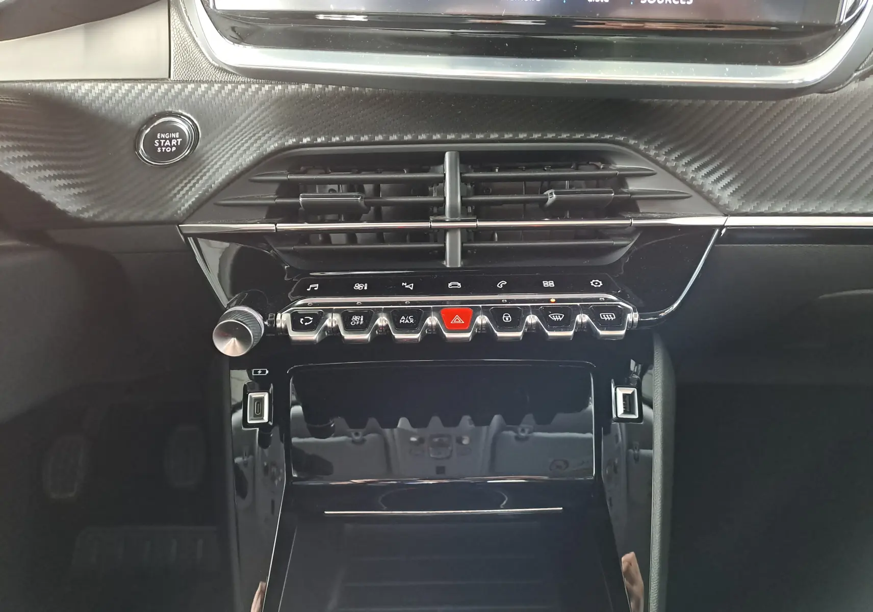 Tableau de bord intérieur du Peugeot 2008 1.2 PureTech 100 Allure 2020, avec console centrale noire brillante et bouton start/stop.