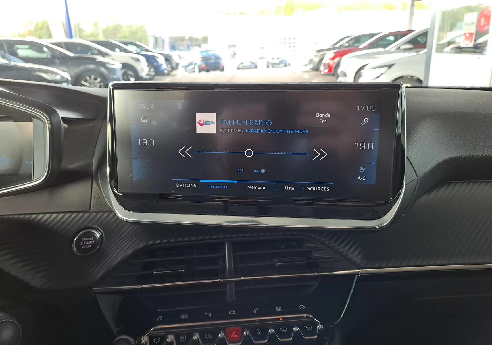 Tableau de bord intérieur du Peugeot 2008 1.2 PureTech 100 Allure 2020 avec écran tactile central et commandes en ligne.