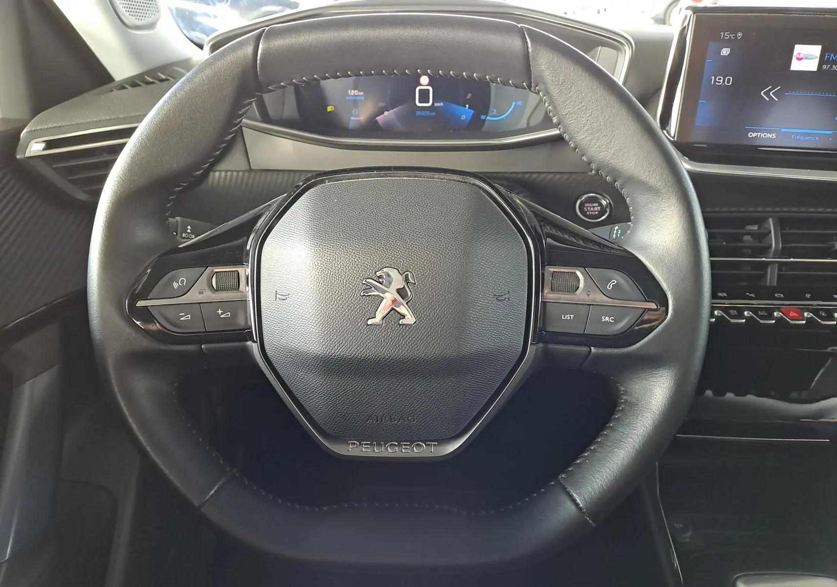 Vue rapprochée du volant en cuir noir du Peugeot 2008 1.2 PureTech 100 Allure avec tableau de bord numérique et écran central.