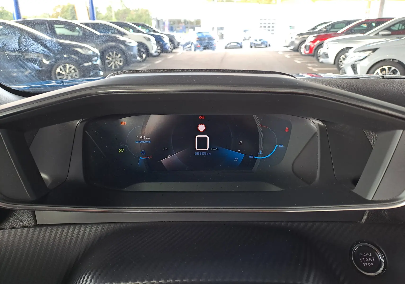 Vue intérieure du tableau de bord numérique de la Peugeot 2008 bleu Vertigo, affichant la vitesse à 0 km/h.