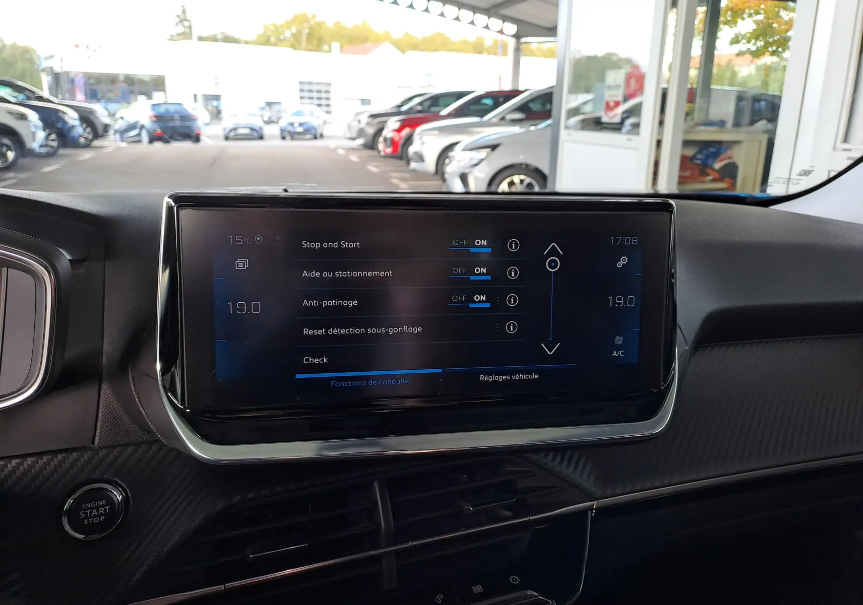 Vue intérieure du tableau de bord du Peugeot 2008 2020 avec écran tactile affichant les aides à la conduite.
