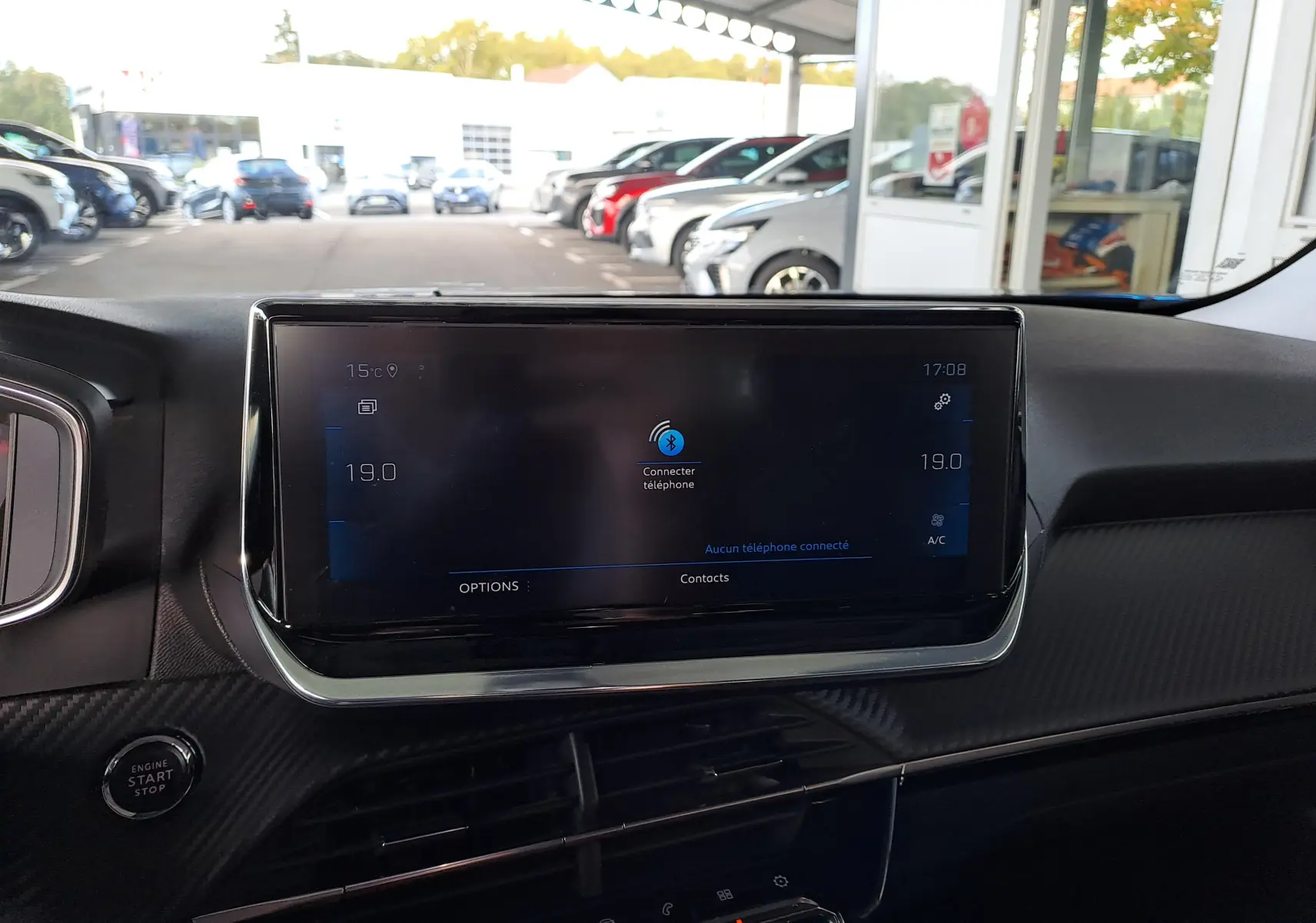 Vue intérieure du tableau de bord de la Peugeot 2008 1.2 PureTech 100 Allure avec écran tactile central et bouton start/stop.