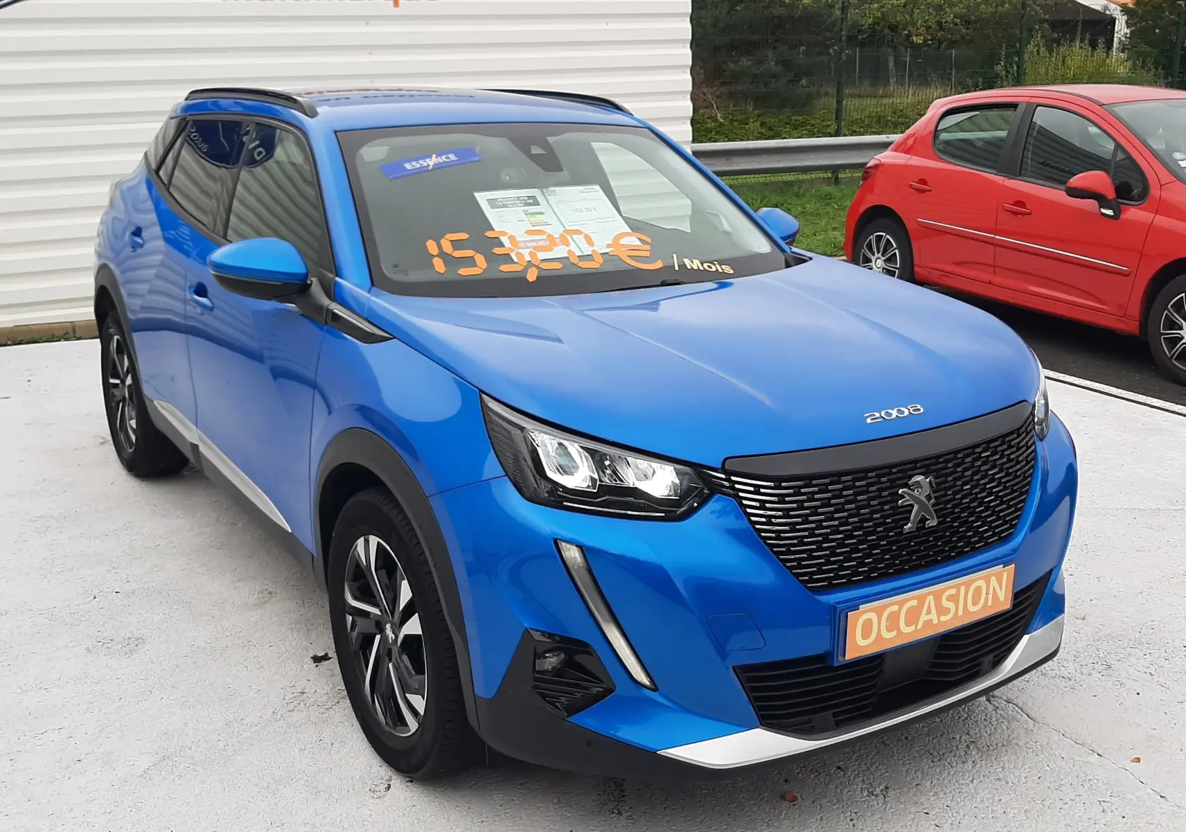 Peugeot 2008 bleu Vertigo en 3/4 avant droit, avec calandre noire et phares LED distinctifs, en vente occasion.