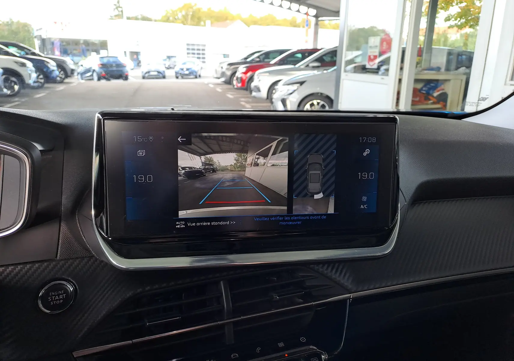 Écran tactile intérieur du Peugeot 2008 bleu Vertigo montrant la caméra de recul et l'affichage 360° du stationnement.