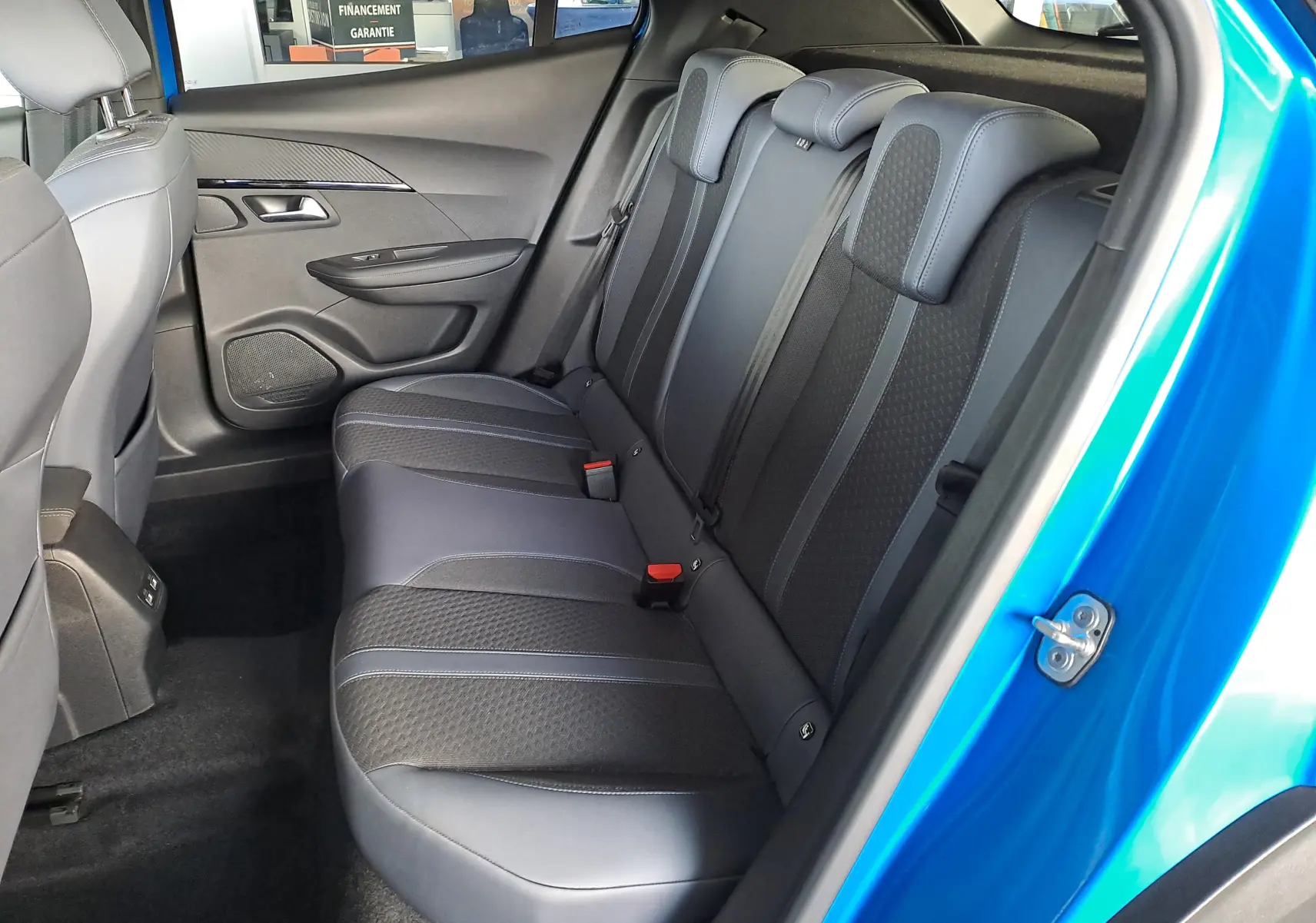 Vue intérieure côté droit sur la banquette arrière en tissu noir et bleu du Peugeot 2008 Bleu Vertigo 2020.