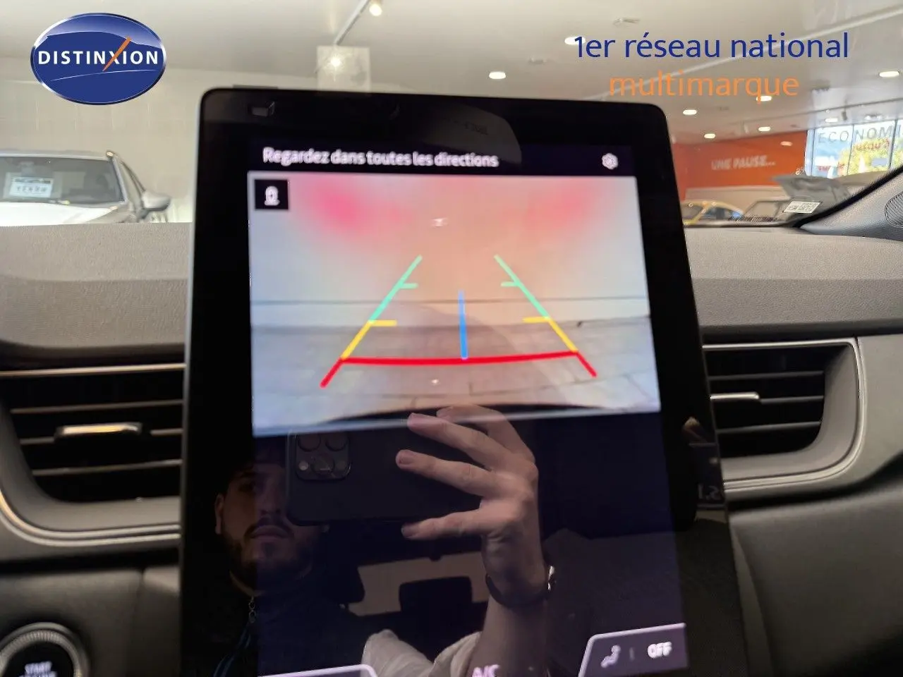 Écran tactile intérieur affichant la caméra de recul d'un Renault Captur gris Cassiopée métal avec toit gris, vue avant.