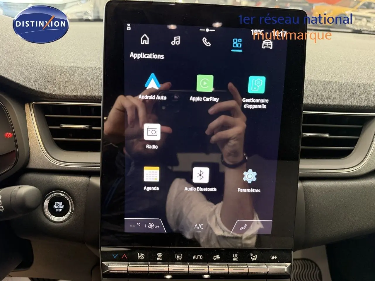 Écran tactile central du tableau de bord du Renault Captur 2025, affichant les applications connectées.