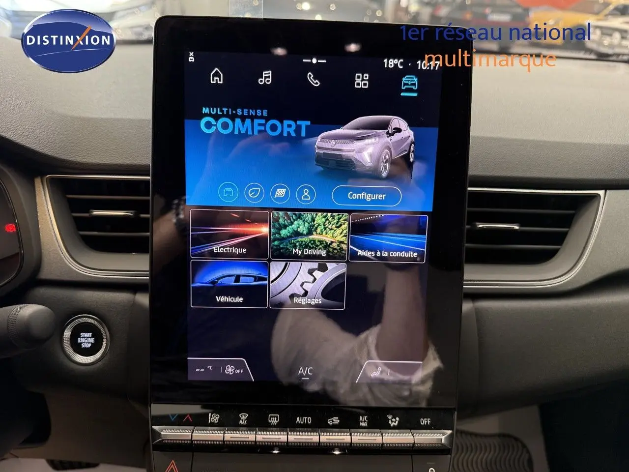 Écran tactile central du tableau de bord du Renault Captur gris cassiopée, affichant le mode de conduite Comfort.