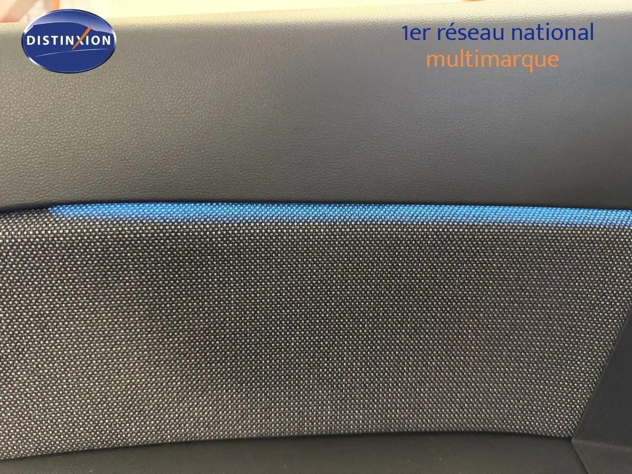 Vue latérale droite du Renault Captur 2025 gris Cassiopée métal avec toit gris, mettant en valeur ses lignes modernes et son design bicolore.