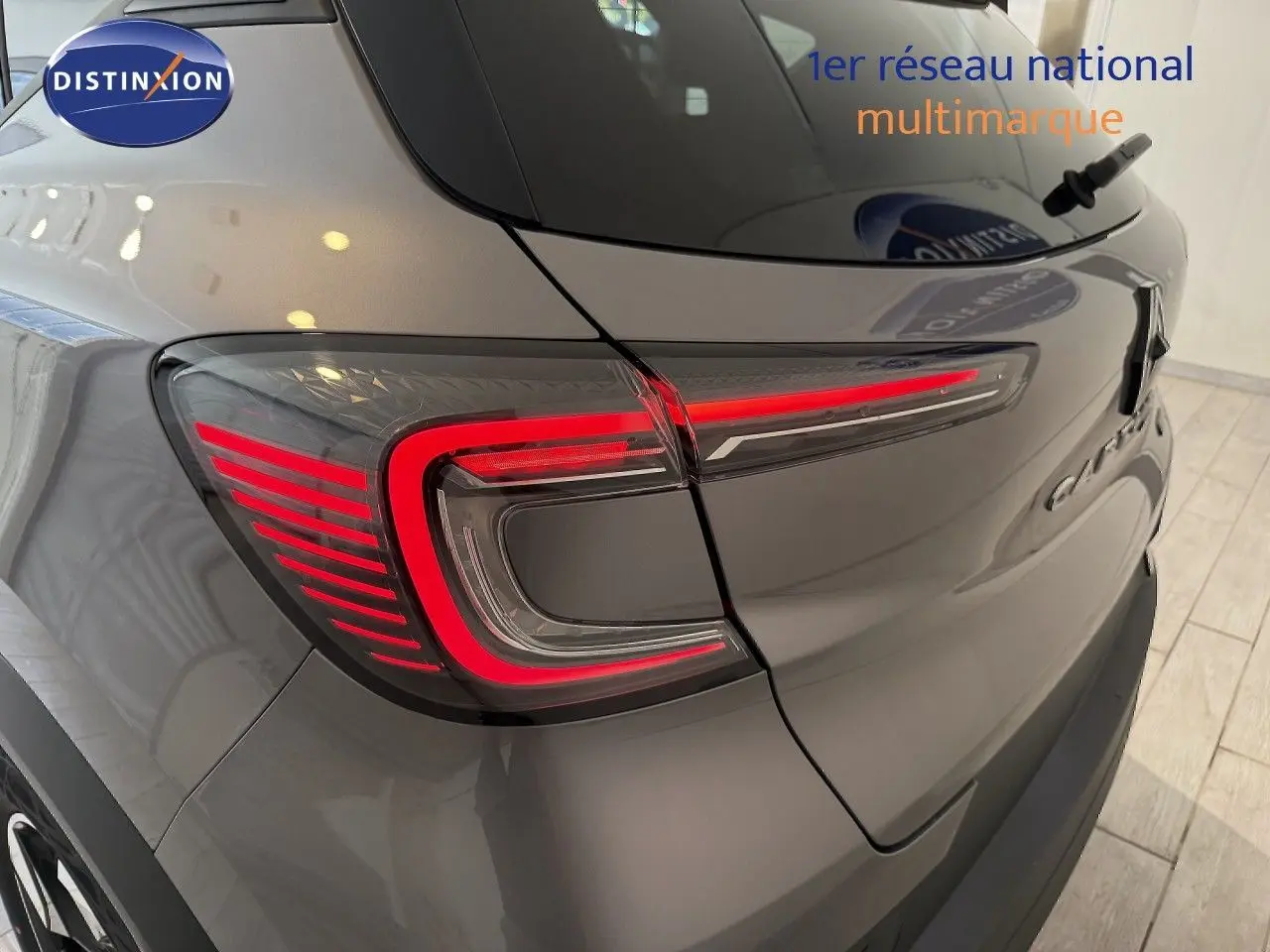 Feu arrière droit allumé sur Renault Captur gris cassiopée métal avec toit gris, vue rapprochée de l'arrière droit.