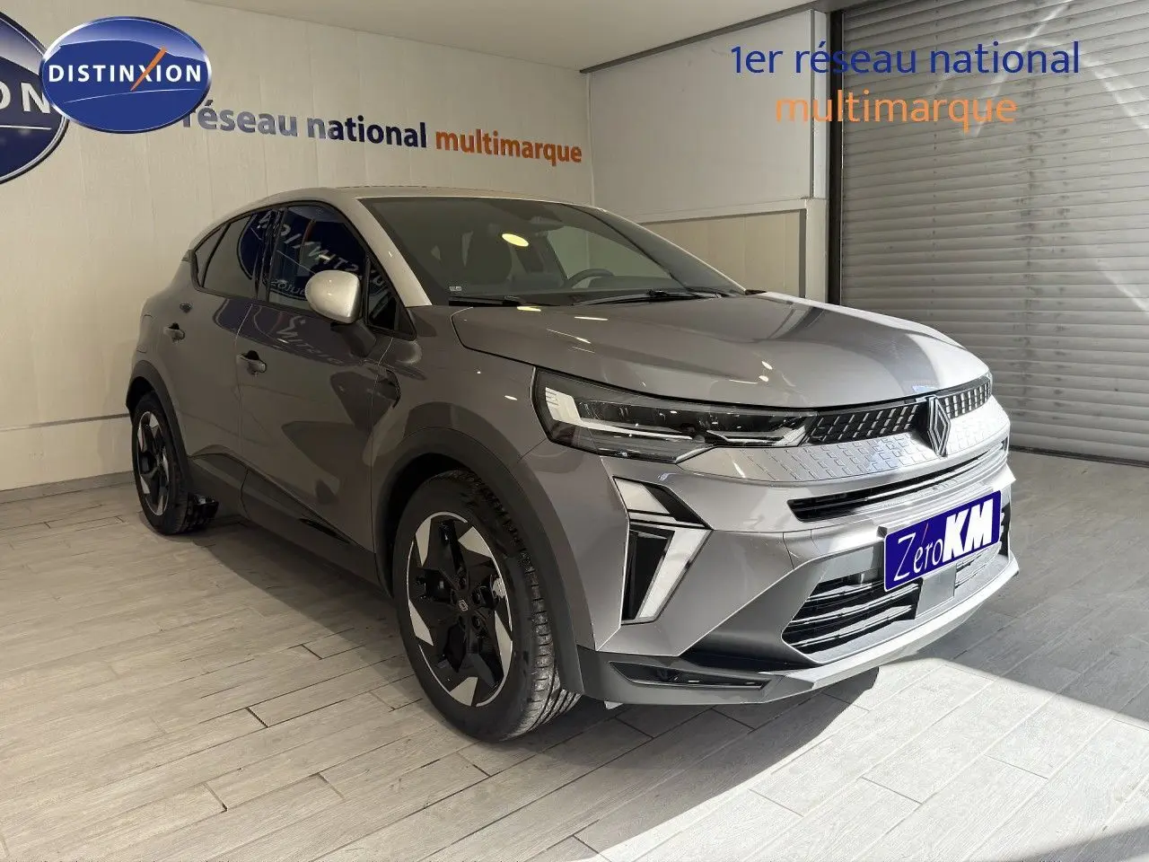 Renault Captur 2025 gris cassiopée métal, vue 3/4 avant droit, avec jantes biton et calandre moderne lumineuse.