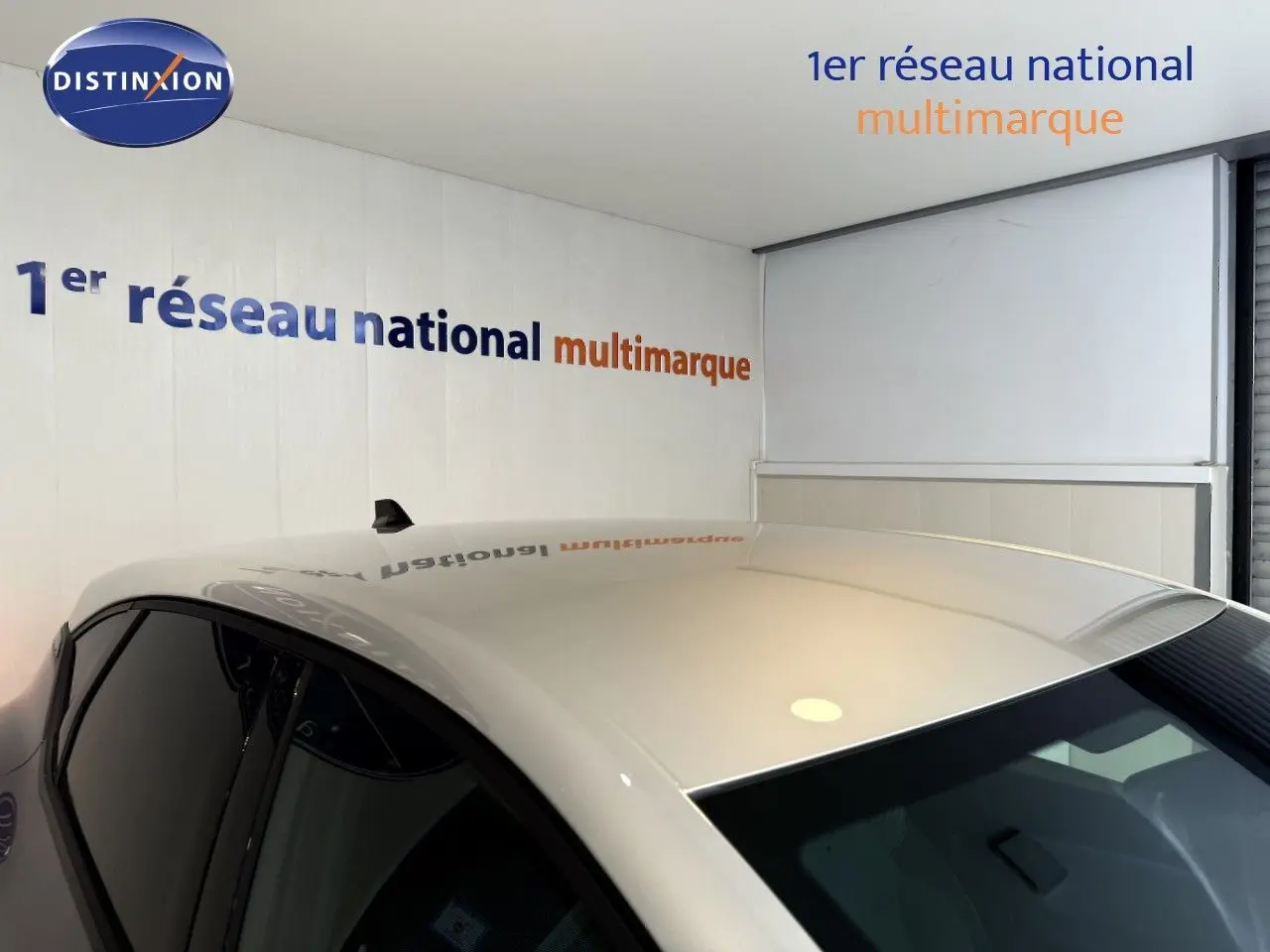 Vue plongeante sur le toit gris cassiopée métallisé du Renault Captur 2025 avec toit gris en intérieur showroom.