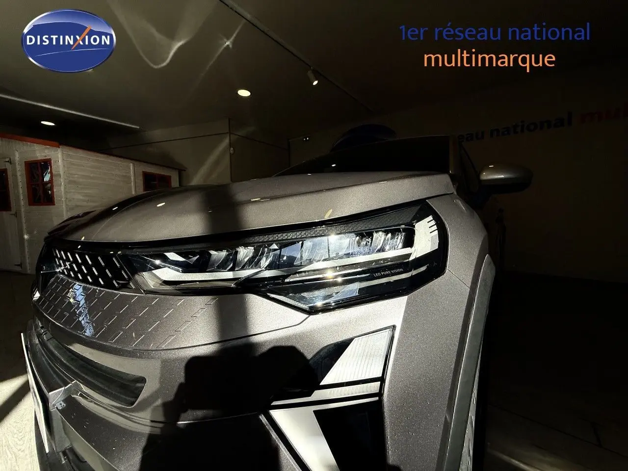 Vue avant droite du Renault Captur 2025 gris Cassiopée métal avec phares LED et calandre distinctive.